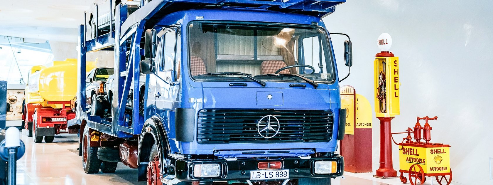 A giant aloft The car transporter at the MercedesBenz Museum